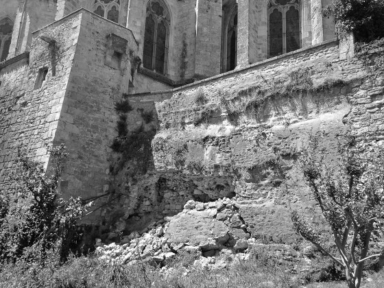 Photo Socle rocheux au pied du chevet de la Cathédrale de Bazas